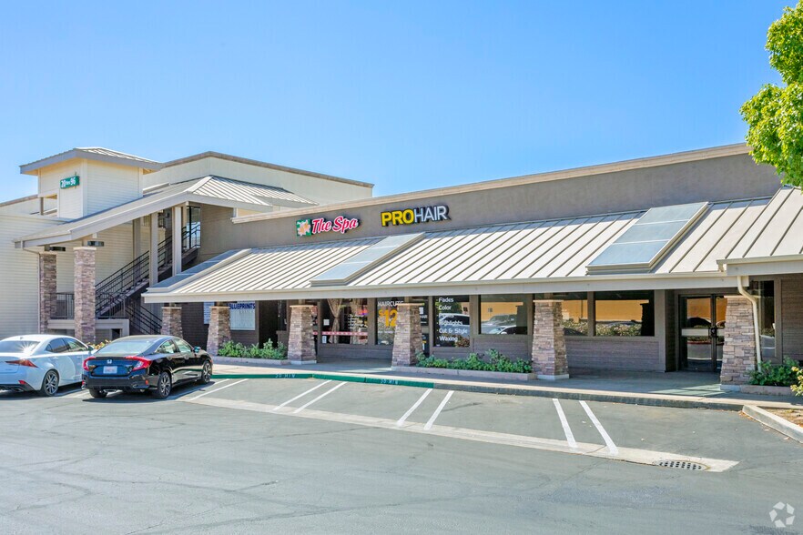 96 E Shaw Ave, Clovis, CA à louer - Photo de l’immeuble – Image 2 sur 7