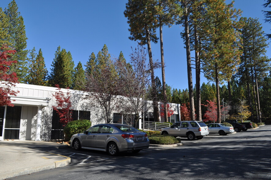 443 Crown Point Cir, Grass Valley, CA à louer - Photo de l’immeuble – Image 2 sur 5