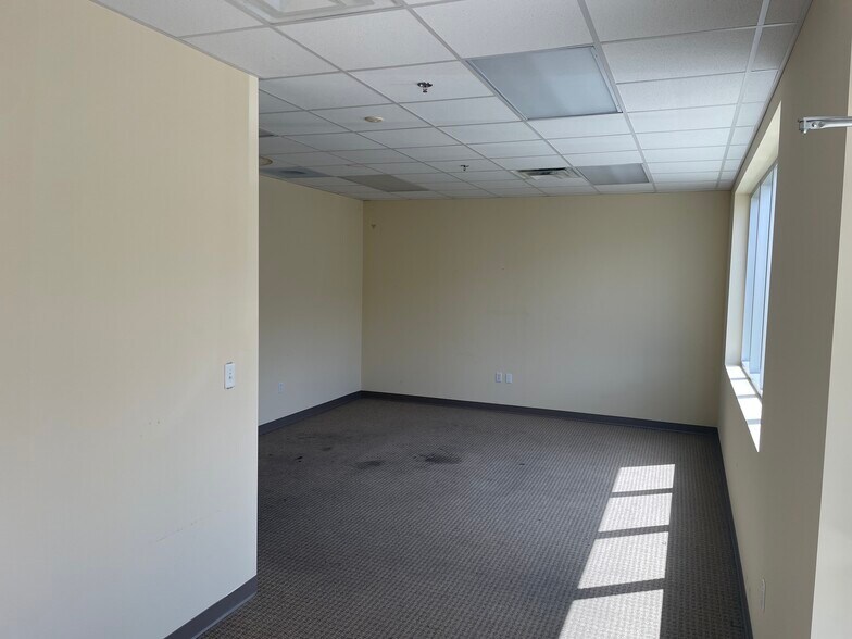 588 Monroe Rd, Sanford, FL à louer - Photo intérieure – Image 3 sur 14