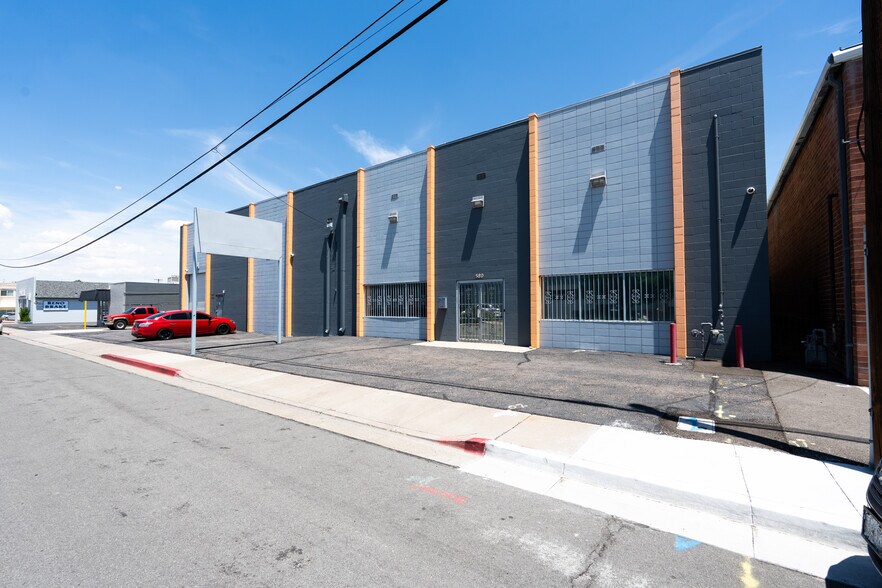 580 Sunshine Ln, Reno, NV à louer - Photo de l’immeuble – Image 2 sur 7