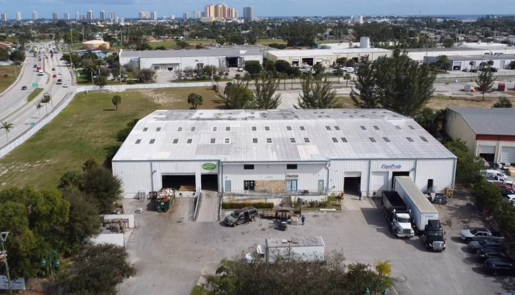 2250 Australian Ave, Riviera Beach, FL à louer Photo de l’immeuble– Image 1 sur 5