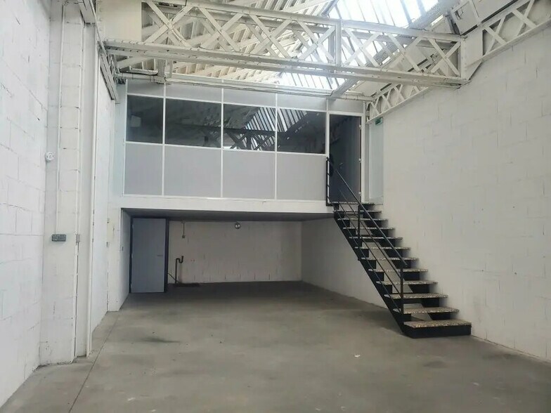 Industriel/Logistique dans Vénissieux à louer - Photo de l’immeuble – Image 2 sur 4