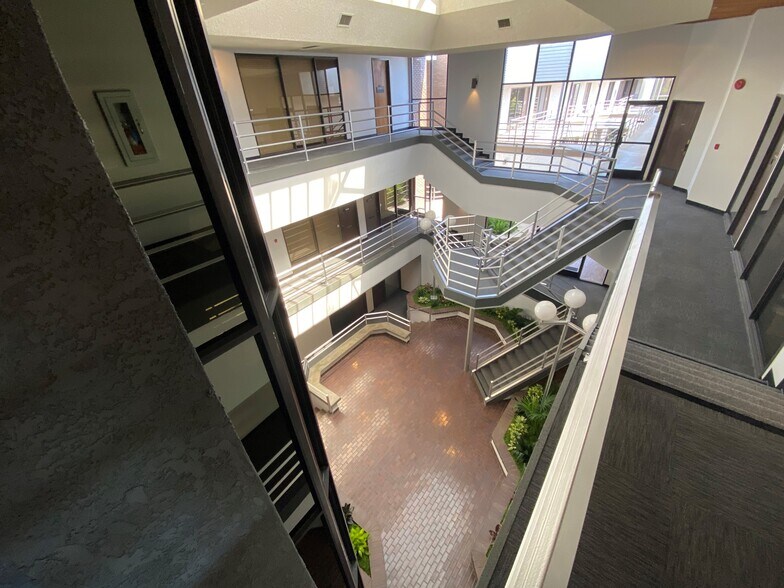 1122 E Lincoln Ave, Orange, CA à vendre - Photo de l’immeuble – Image 3 sur 42