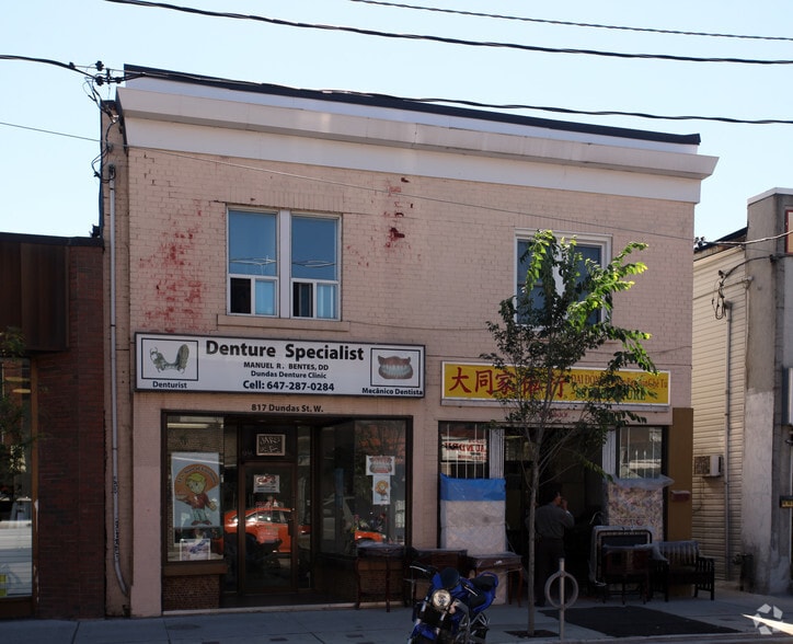 817-819 Dundas St W, Toronto, ON à louer - Photo principale – Image 1 sur 2