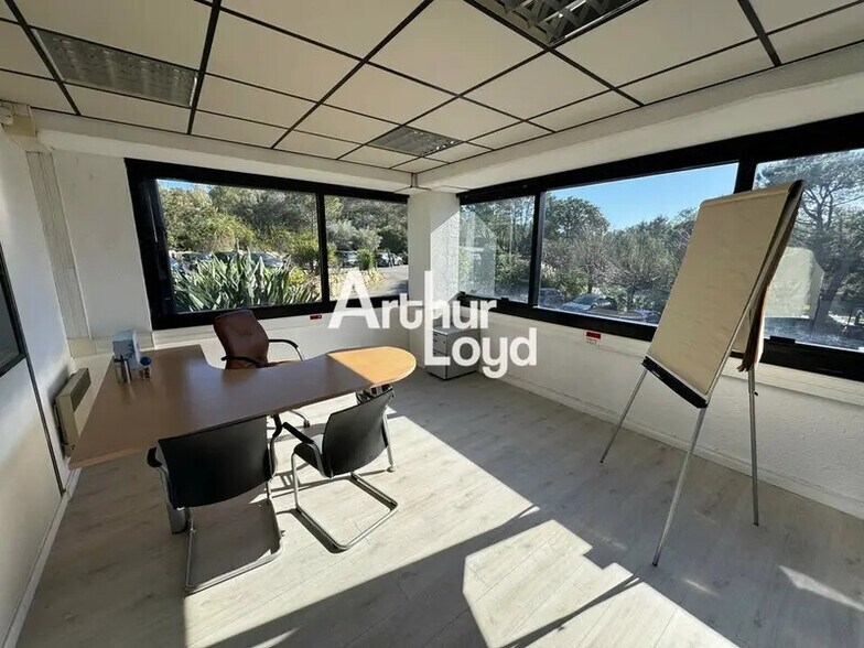 Bureau dans Valbonne à louer - Photo de l’immeuble – Image 1 sur 7