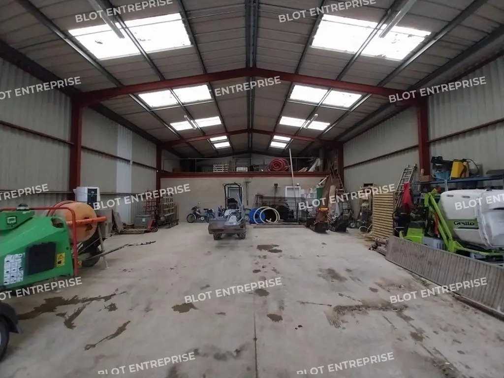 Local d’activités dans Plougoumelen à louer Photo principale– Image 1 sur 5