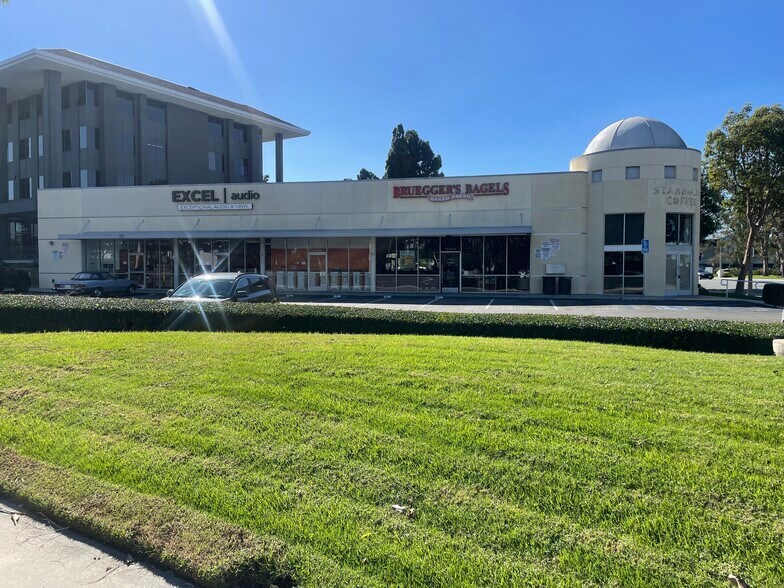 4678 Campus Dr, Newport Beach, CA à louer - Photo de l’immeuble – Image 3 sur 3