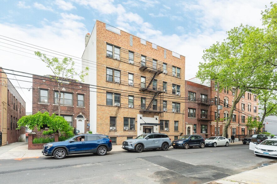 31-40 30th St, Astoria, NY à vendre - Photo de l’immeuble – Image 3 sur 21