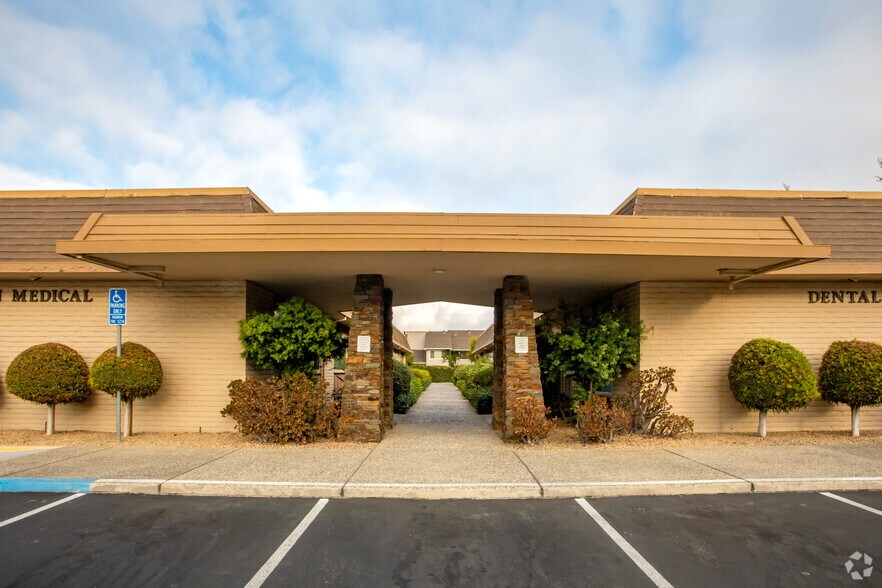 6541 Crown Blvd, San Jose, CA à louer - Photo de l’immeuble – Image 3 sur 7