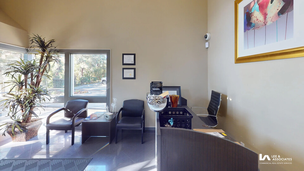 979 S Village Oaks Dr, Covina, CA à louer - Photo de l’immeuble – Image 3 sur 7