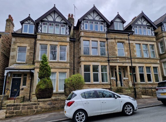 25 Harlow Moor Drive, Harrogate à louer Photo principale– Image 1 sur 3