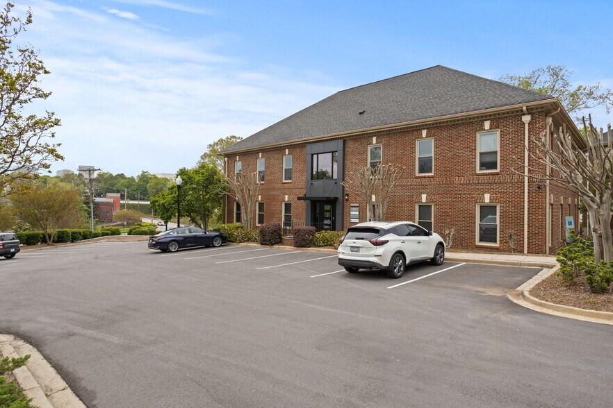 109 Laurens Rd, Greenville, SC à louer - Photo de l’immeuble – Image 3 sur 13