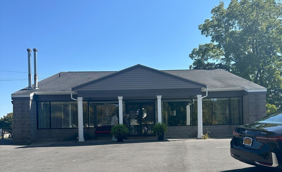 451 S Main St, North Syracuse, NY à louer - Photo de l’immeuble – Image 1 sur 5