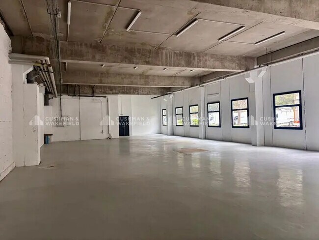 Plus de détails pour Chemin De La Bastide Blanche, Vitrolles - Local d'activités à louer