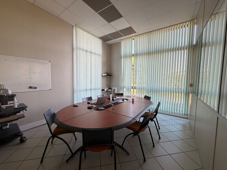 Local d'activités dans Décines-Charpieu à vendre - Photo de l’immeuble – Image 3 sur 12