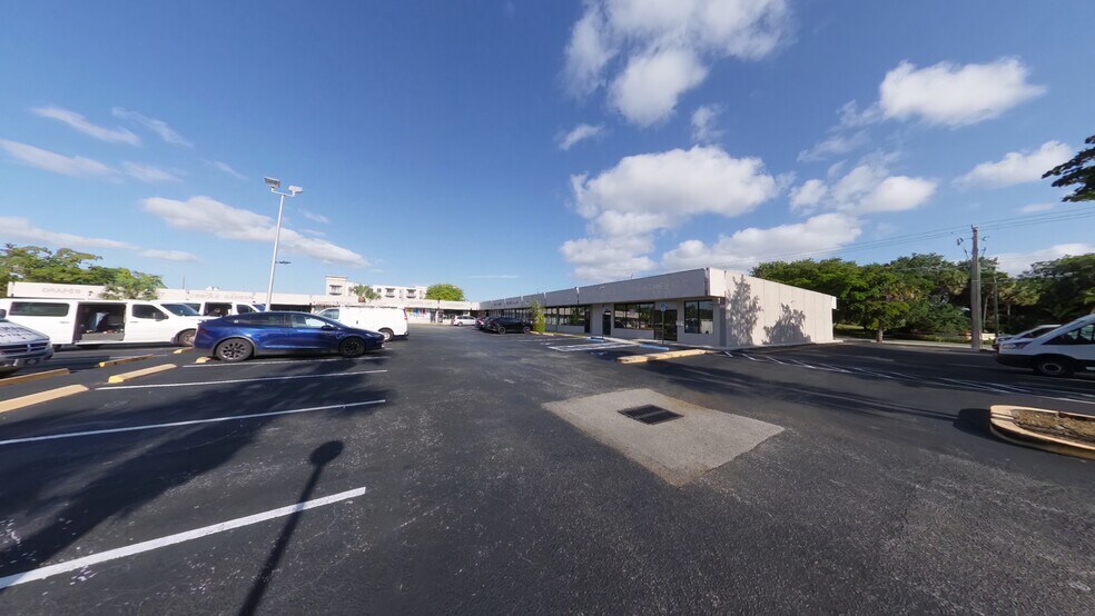 8401-8463 W McNab Rd, Tamarac, FL à louer - Photo de l’immeuble – Image 3 sur 4