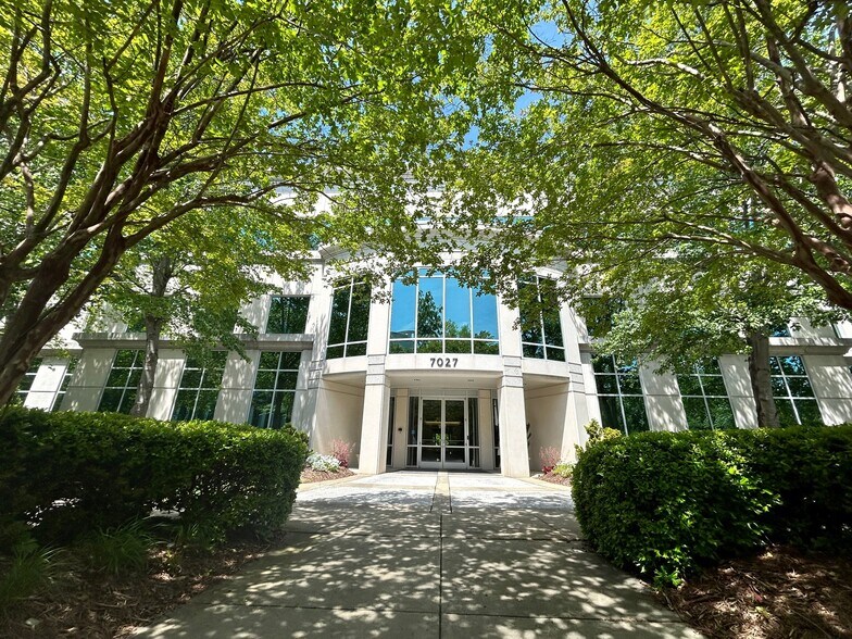7025 Albert Pick Rd, Greensboro, NC à louer - Photo de l’immeuble – Image 3 sur 31