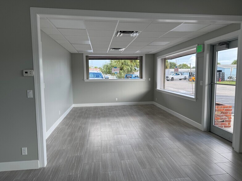 144 Jupiter St, Jupiter, FL à louer - Photo de l’immeuble – Image 3 sur 8