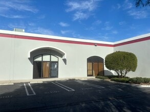 21110-21129 Osborne St, Canoga Park, CA à louer Photo de l’immeuble– Image 1 sur 1