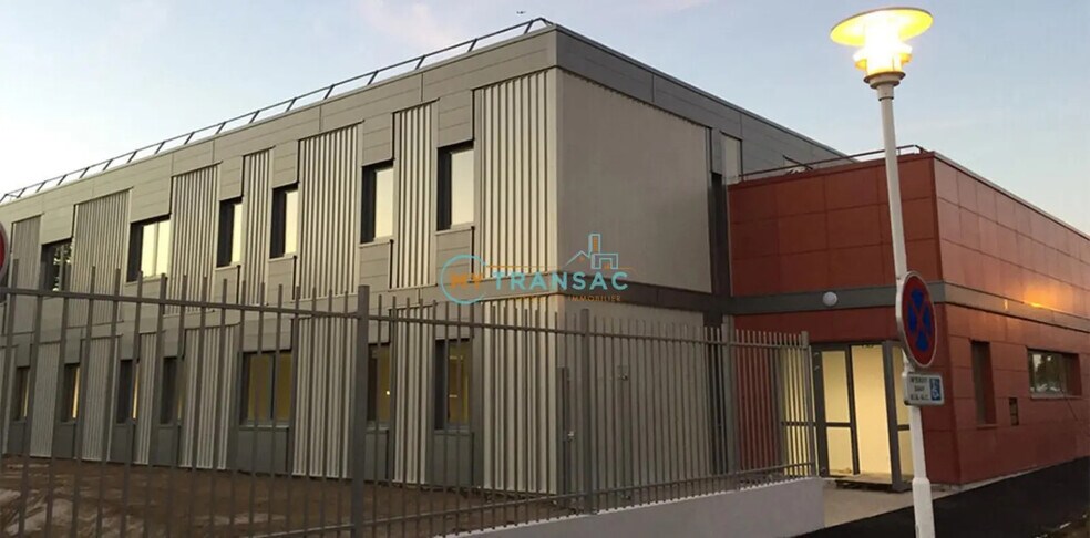 Local d'activités dans Varennes-Jarcy à vendre - Photo de l’immeuble – Image 2 sur 7