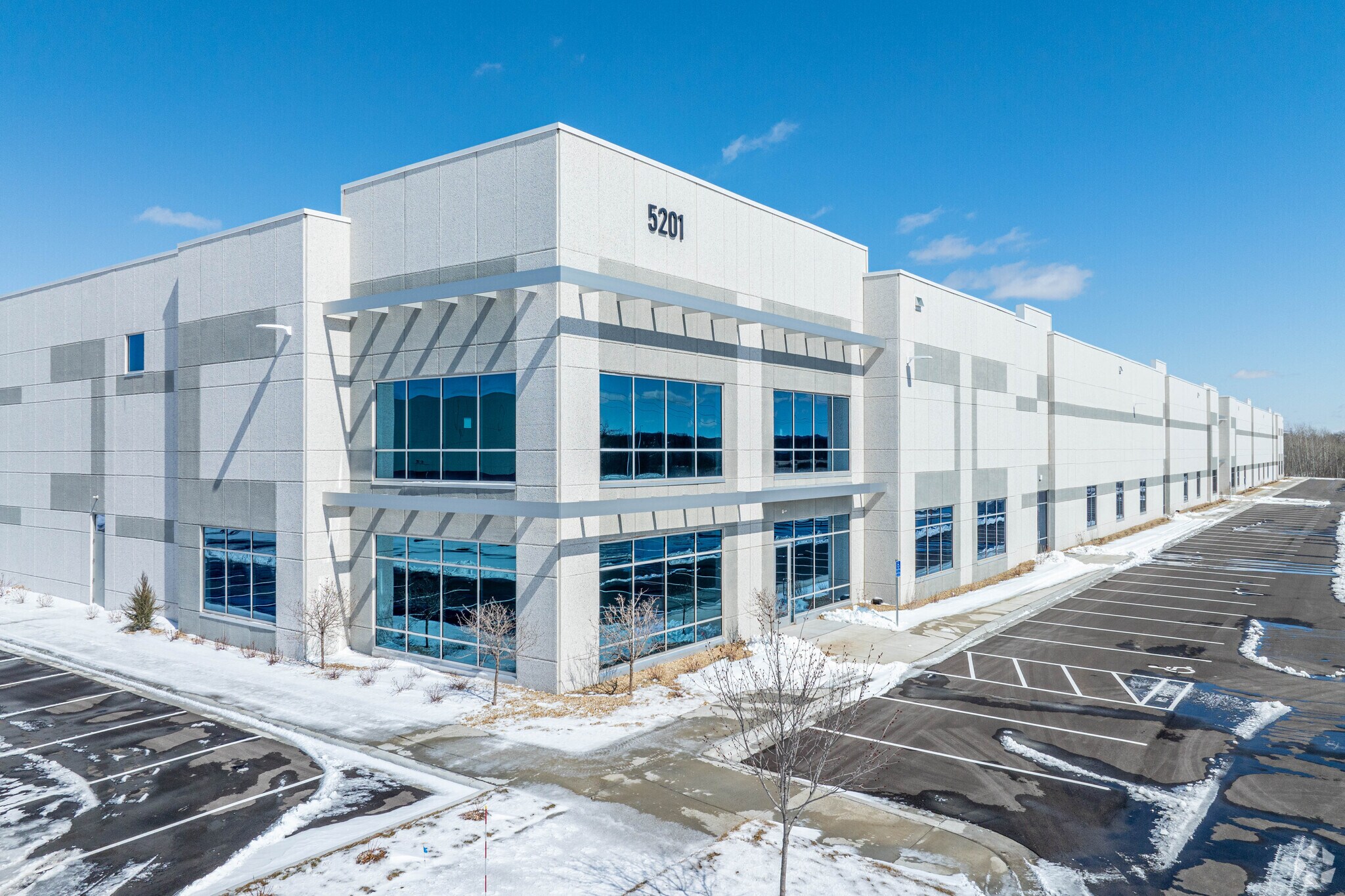 5201 Dean Lakes Blvd, Shakopee, MN à louer Photo de l’immeuble– Image 1 sur 6