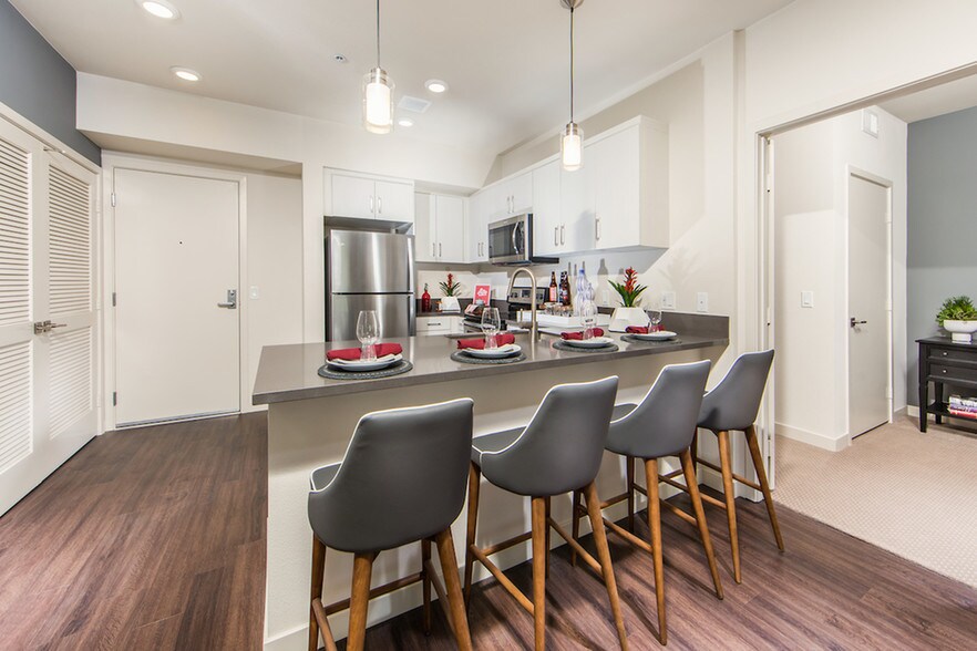 1045 Armorlite Dr, San Marcos, CA à louer - Photo intérieure – Image 2 sur 20