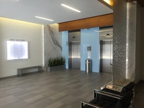9001 Wilshire Blvd, Beverly Hills, CA à louer Hall d’entrée– Image 2 sur 8