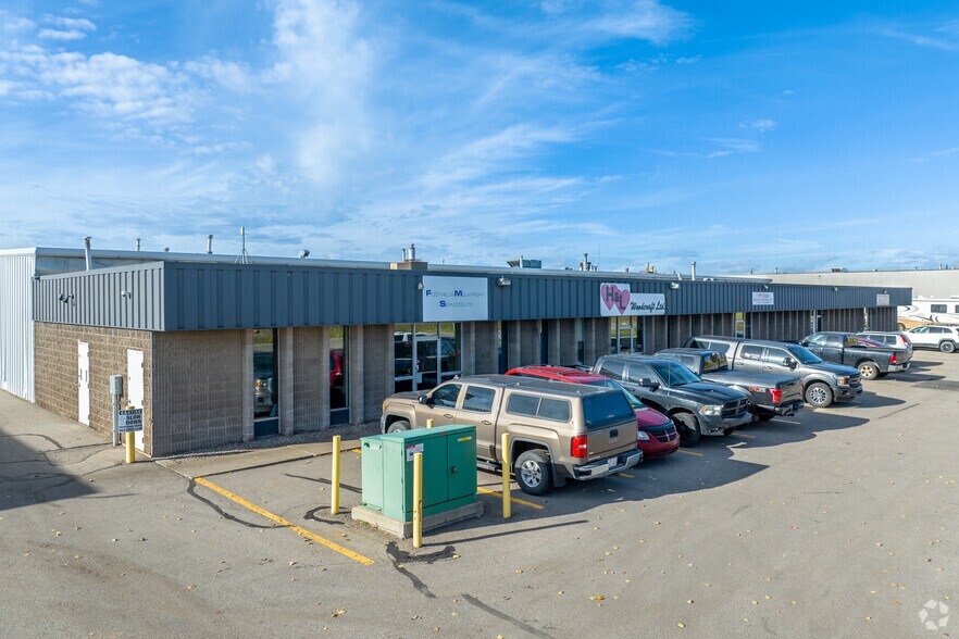 3521 78th Ave SE, Calgary, AB à louer - Photo principale – Image 1 sur 6