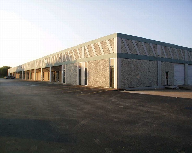 7100 N Loop Fwy E, Houston, TX à louer - Photo de l’immeuble – Image 2 sur 9