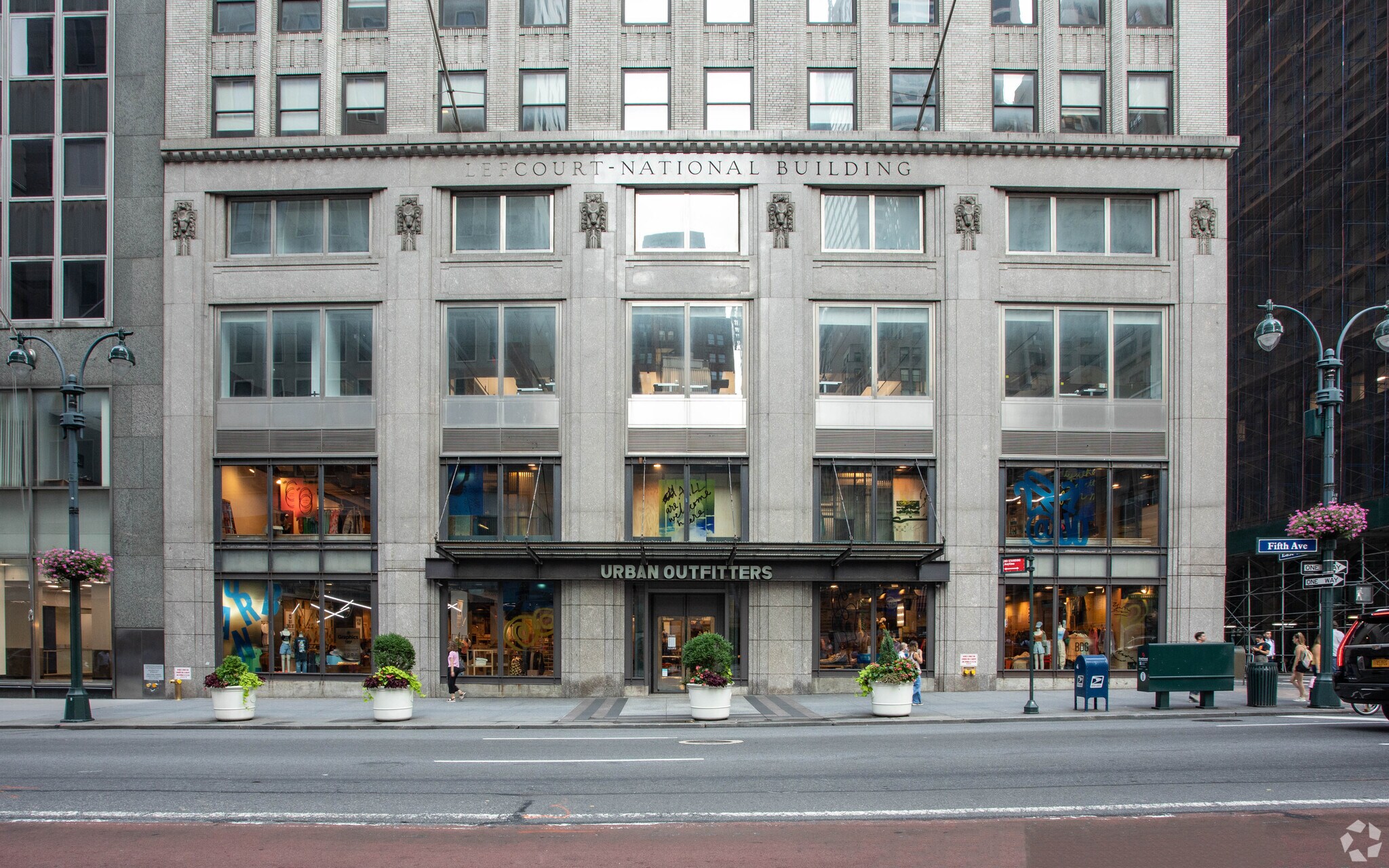 521 Fifth Ave, New York, NY à louer Photo de l’immeuble– Image 1 sur 4
