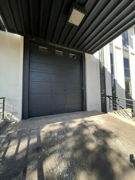 Local d’activités dans Rungis à louer - Photo de l’immeuble – Image 2 sur 3