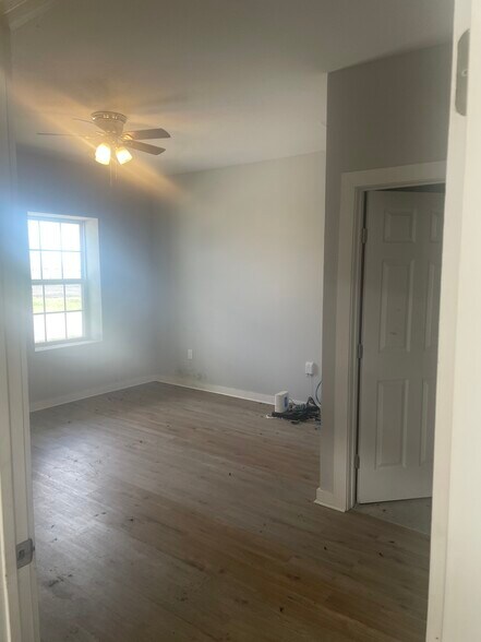 1031 Sales Dr, Waxahachie, TX à louer - Photo de l’immeuble – Image 3 sur 4