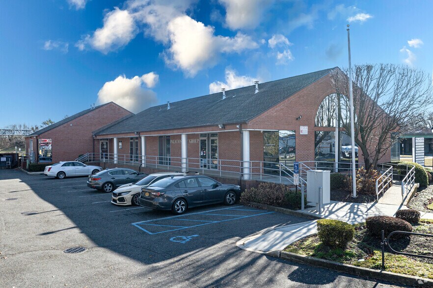 160 Howells Rd, Bay Shore, NY à louer - Photo de l’immeuble – Image 2 sur 10
