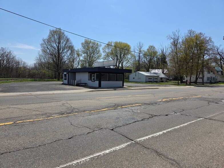102 Lansing St, Charlotte, MI à vendre - Photo principale – Image 1 sur 7