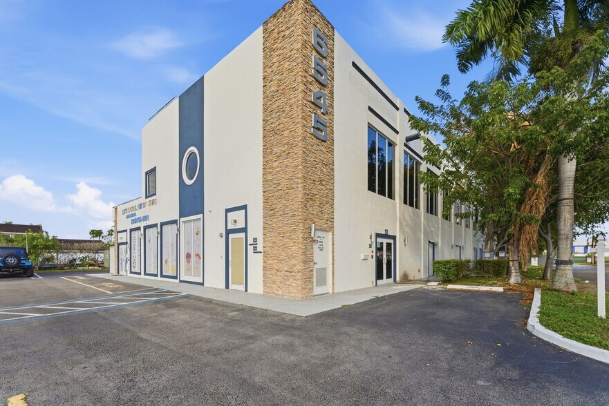 6545 NW 169th St, Hialeah, FL à vendre - Photo de l’immeuble – Image 2 sur 90