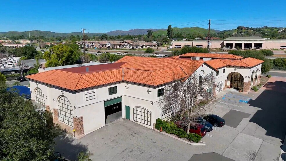 28350 Roadside Dr, Agoura Hills, CA à vendre - Vidéo sur l’annonce professionnelle – Image 2 sur 31