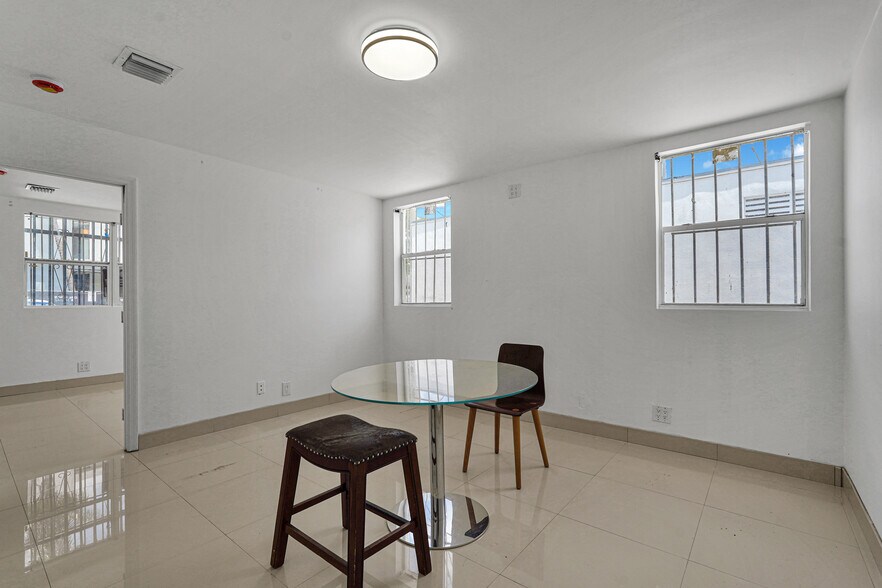 7525 NE 3rd Pl, Miami, FL à louer - Photo de l’immeuble – Image 3 sur 5