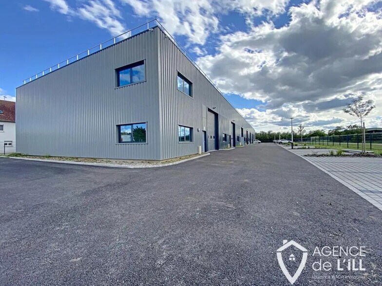 Local d’activités dans Saint-Hippolyte à louer - Photo de l’immeuble – Image 1 sur 10