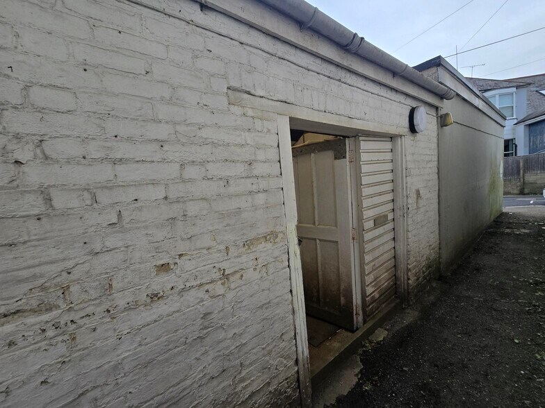 72 Victoria Rd, Worthing à louer - Photo principale – Image 1 sur 4