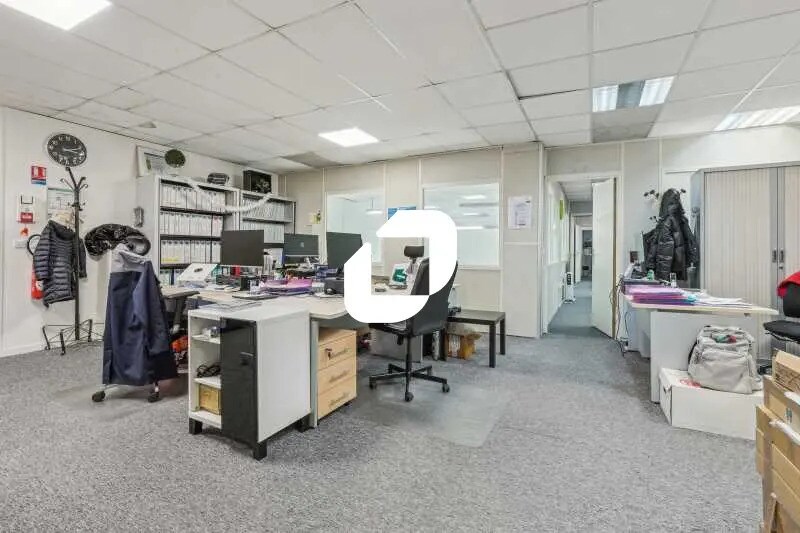 Local d’activités dans Courbevoie à louer - Photo de l’immeuble – Image 2 sur 20