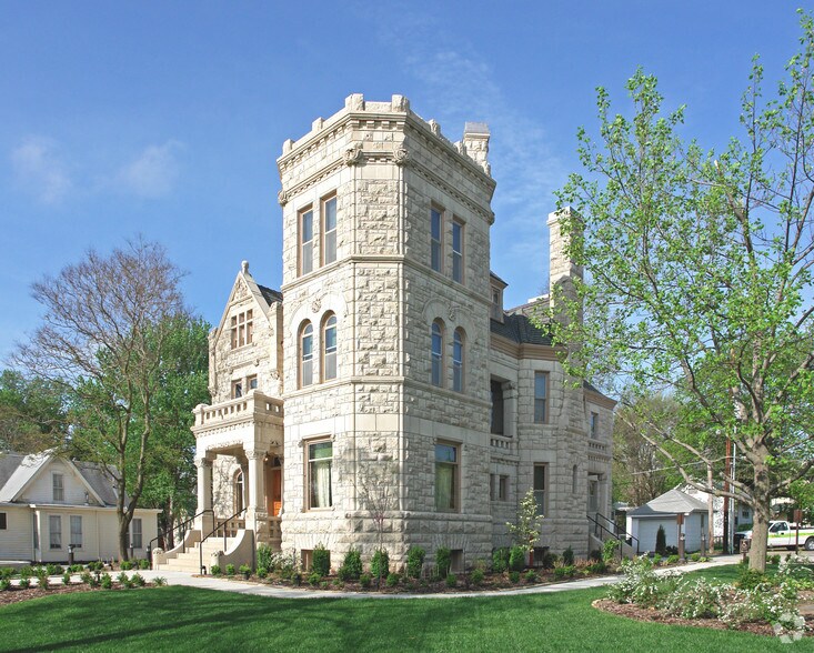 1307 Massachusetts St, Lawrence, KS à louer - Photo principale – Image 1 sur 12