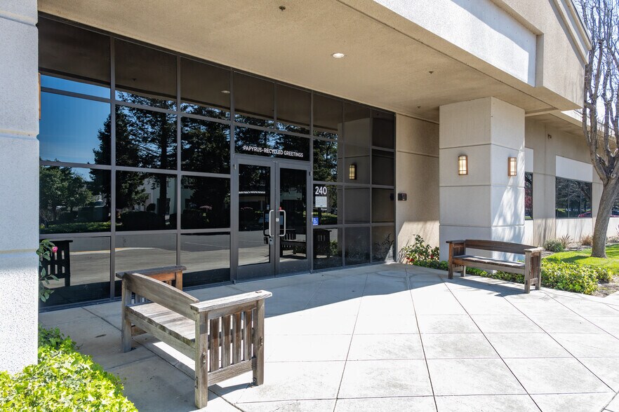 222-240 Gateway Rd W, Napa, CA à vendre - Photo de l’immeuble – Image 2 sur 11