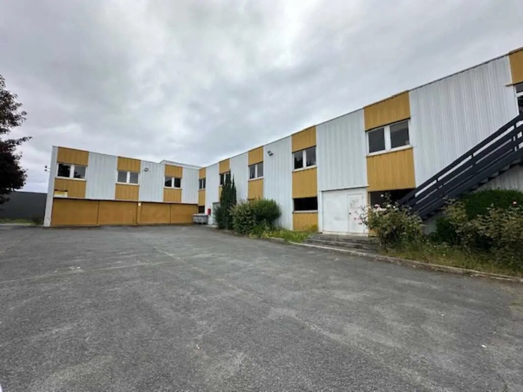 Industriel/Logistique dans Domont à vendre Photo de l’immeuble– Image 1 sur 5