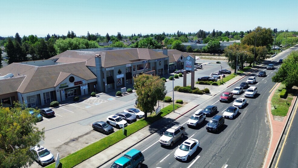 1420 W Kettleman Ln, Lodi, CA à louer - Photo principale – Image 1 sur 17