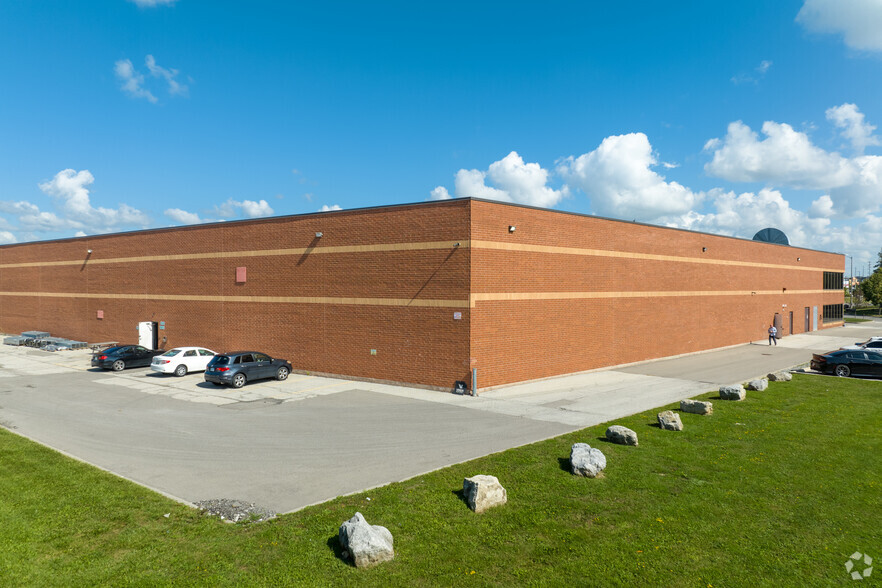 8 Abacus Rd, Brampton, ON à louer - Photo de l’immeuble – Image 2 sur 5