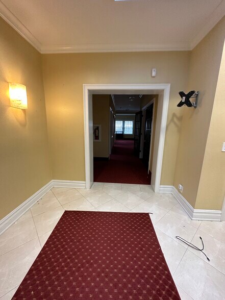 25 Nassau Ln, Island Park, NY à louer - Hall d’entrée – Image 2 sur 31