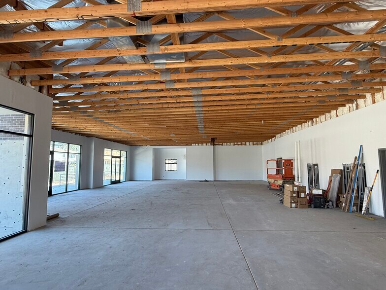 2095 E Orangethorpe Ave, Placentia, CA à louer - Photo de l’immeuble – Image 3 sur 11
