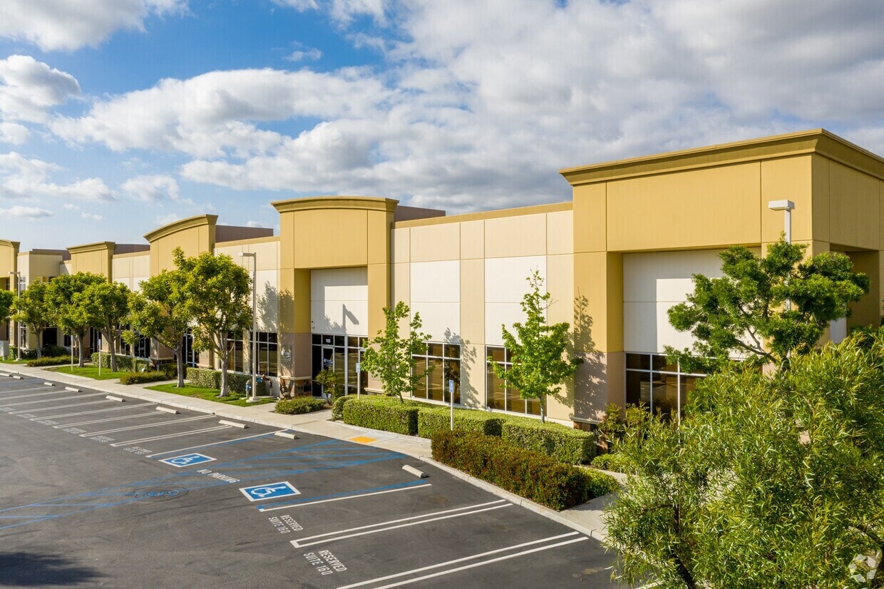 26439 Rancho Pky, Lake Forest, CA à louer Photo de l’immeuble– Image 1 sur 1