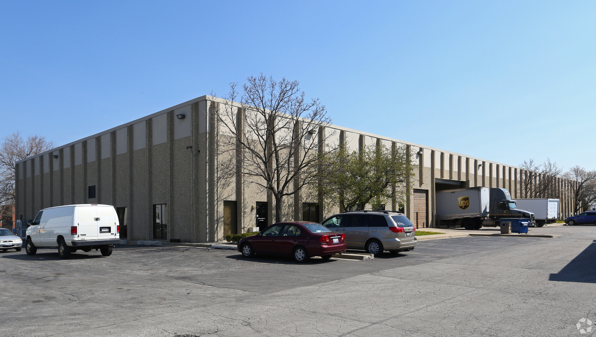 2200 S Busse Rd, Mount Prospect, IL à louer Photo de l’immeuble– Image 1 sur 6