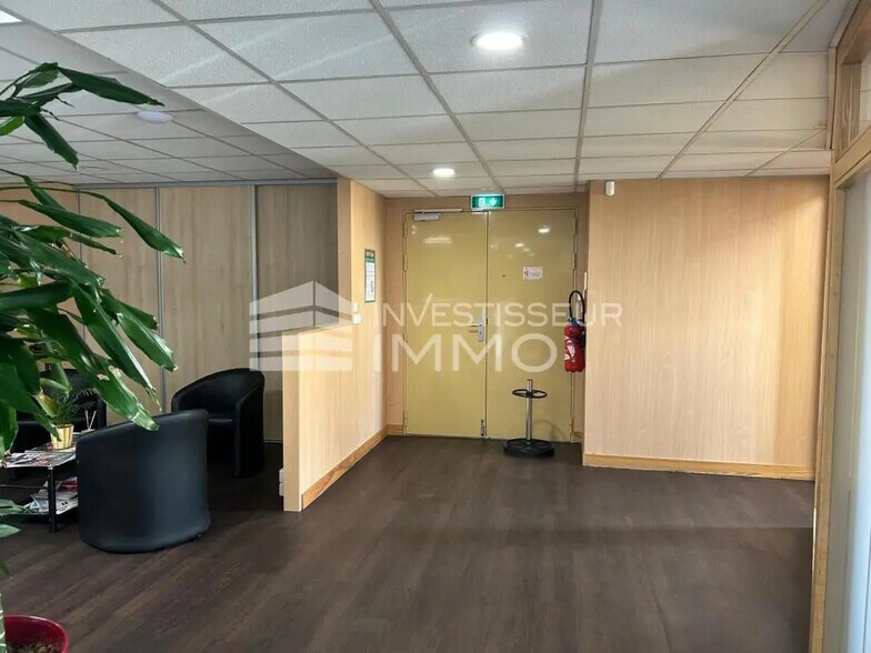 Bureau dans Saint-Ouen-sur-Seine à vendre - Hall d’entrée – Image 3 sur 7